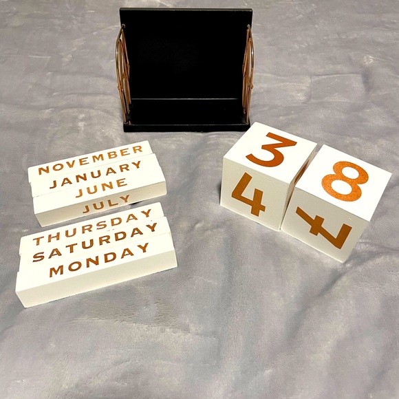Wooden block desk calendar - Picture 1 of 8